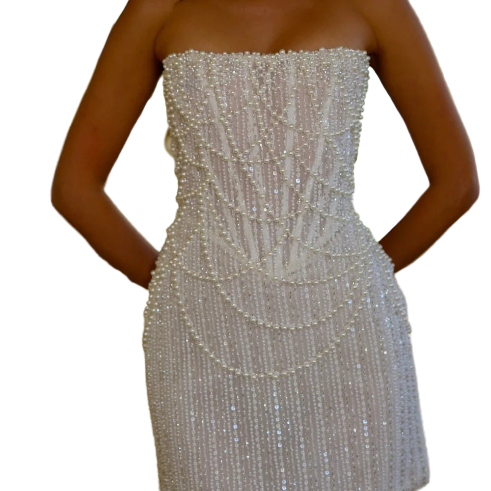 Vestido de noche corto sin mangas y sin tirantes con perlas blancas de espalda descubierta