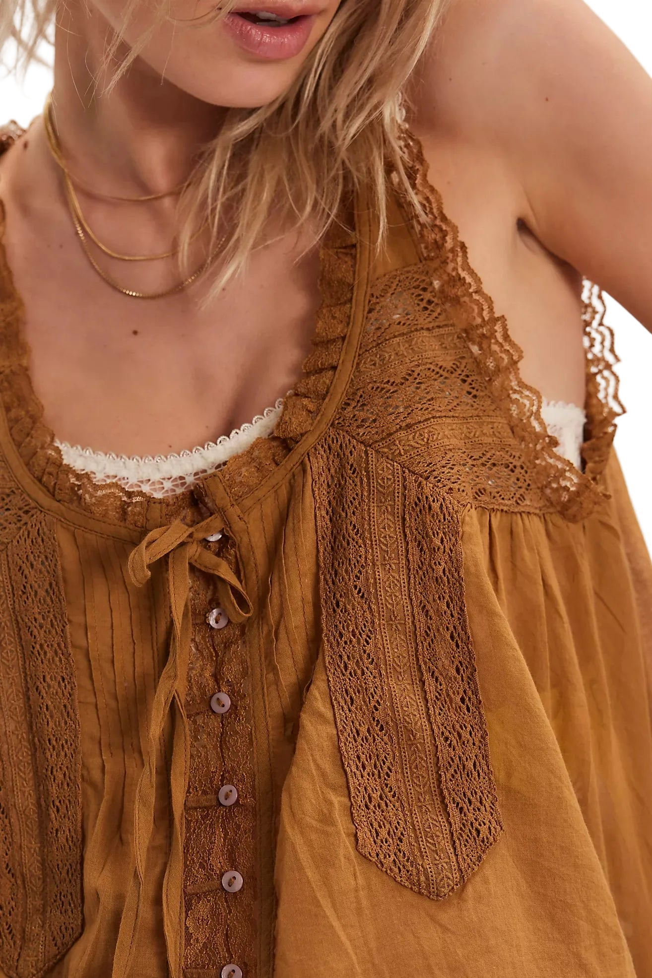 Outfit conjunto boho chic vintage de blusa sin mangas con encaje y pantalón con cordón