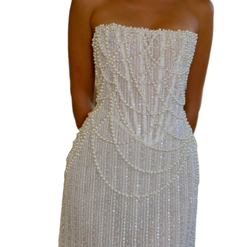 Vestido de noche corto sin mangas y sin tirantes con perlas blancas de espalda descubierta