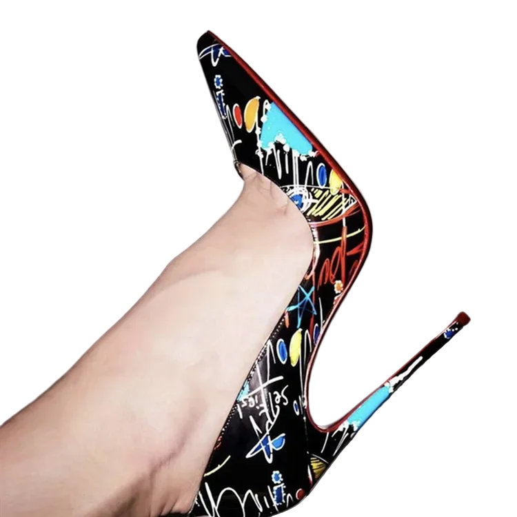 Zapatos de tacón alto de 12 cm y punta fina de suela roja y satinado en diseño de leopardo y graffiti