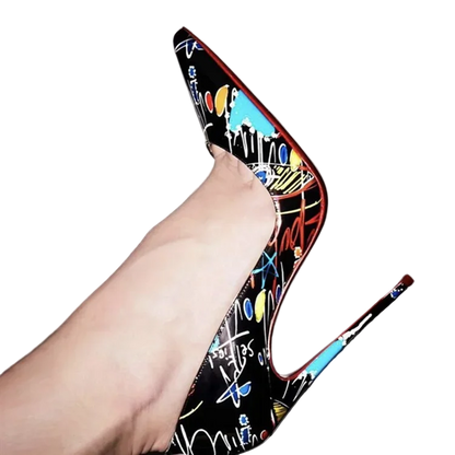 Zapatos de tacón alto de 12 cm y punta fina de suela roja y satinado en diseño de leopardo y graffiti