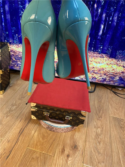 Zapatos de tacón alto de 12 cm y punta fina de suela roja y satinado